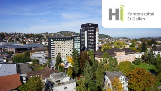 Drohnenaufnahme vom Kantonsspital St. Gallen mit dem Logo oben rechts in der Ecke