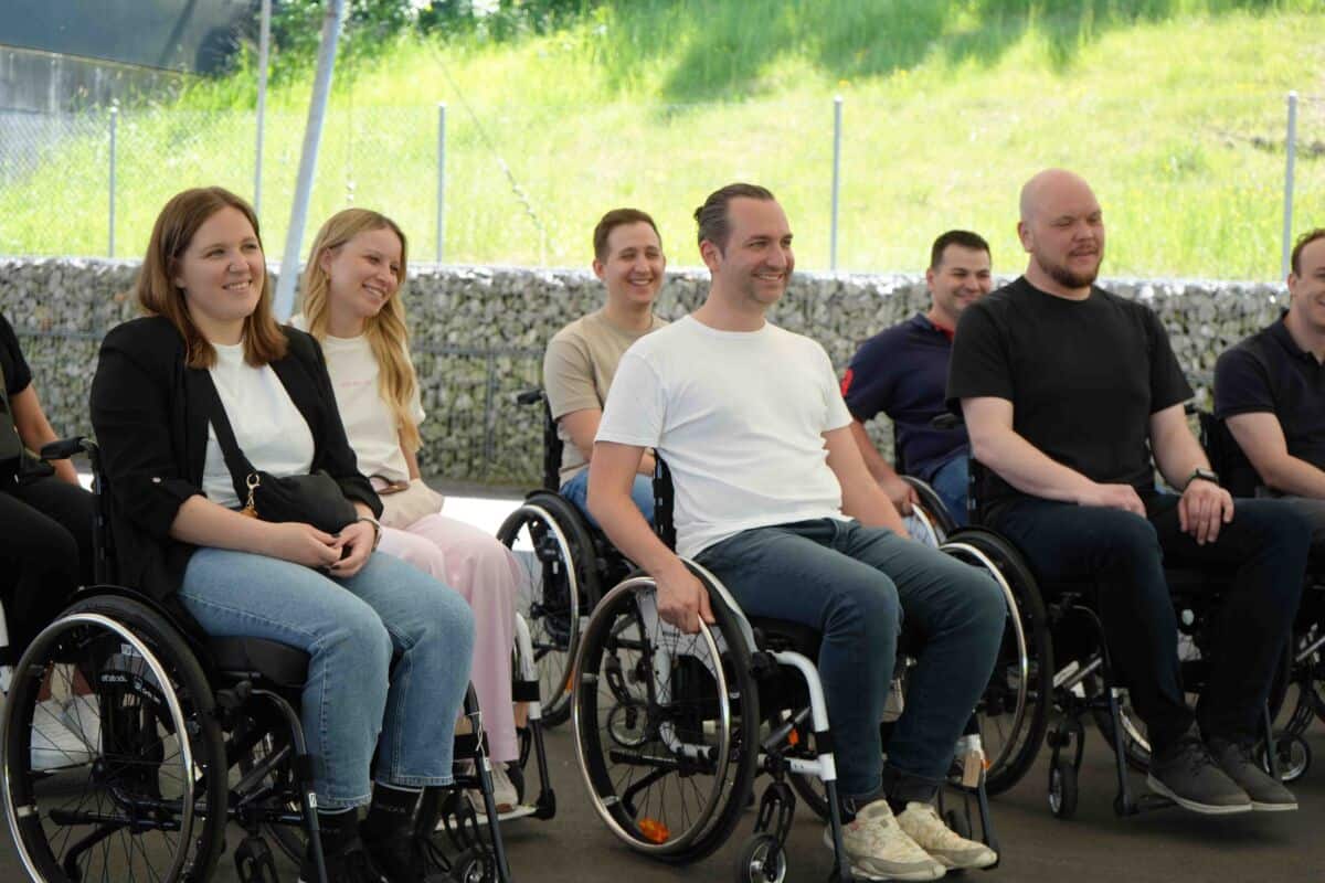 Einheits-Akrtionstag-schweizer-paraplegiker-zentrum_5 Gruppenfoto indem Mitarbeiter im Rollstuhl sitzen.