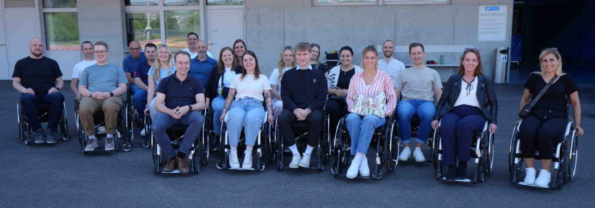 Ein Gruppenfoto vom Online Marketing AG Team, indem alle in einem Rollstuhl sitzen
