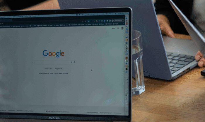 Eine Person ist in einer Sitzung und hat Google auf dem Laptop geöffnet.