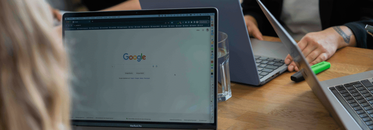 Eine Person ist in einer Sitzung und hat Google auf dem Laptop geöffnet.