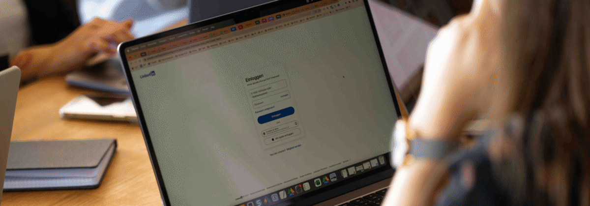 LinkedIn Login am Laptop
