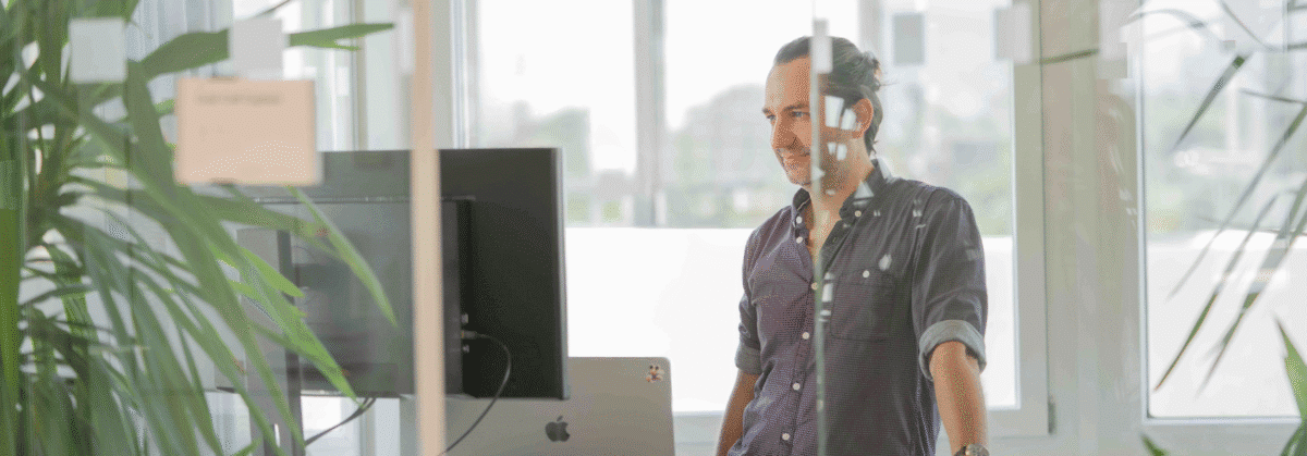 Tobias im Büro am arbeiten