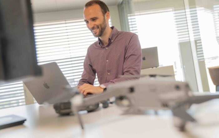 Eine Person am Laptop am arbeiten