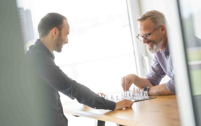 Bruno und Dario am Schach spielen