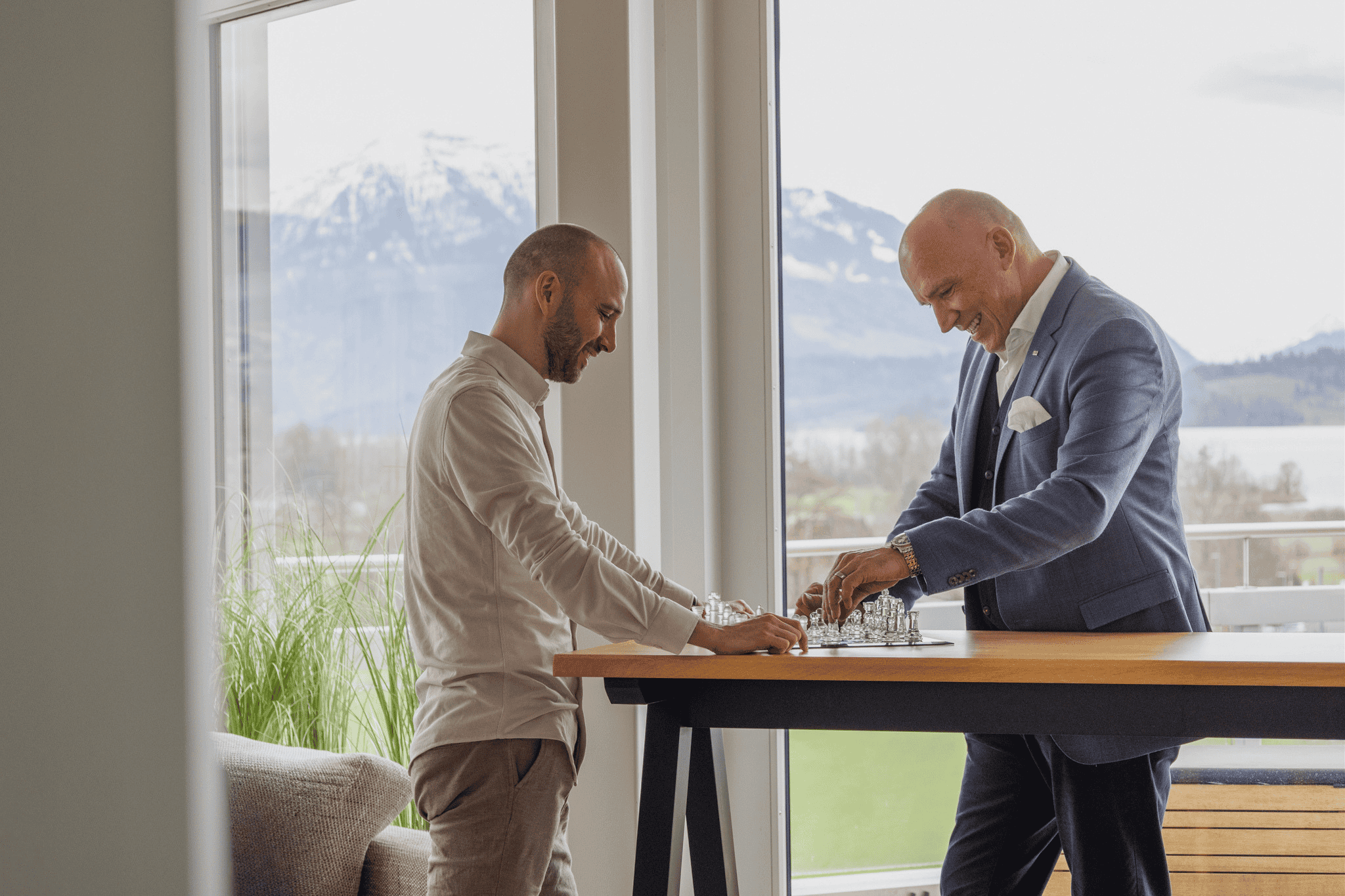 Dario und Thorsten am Schach spielen